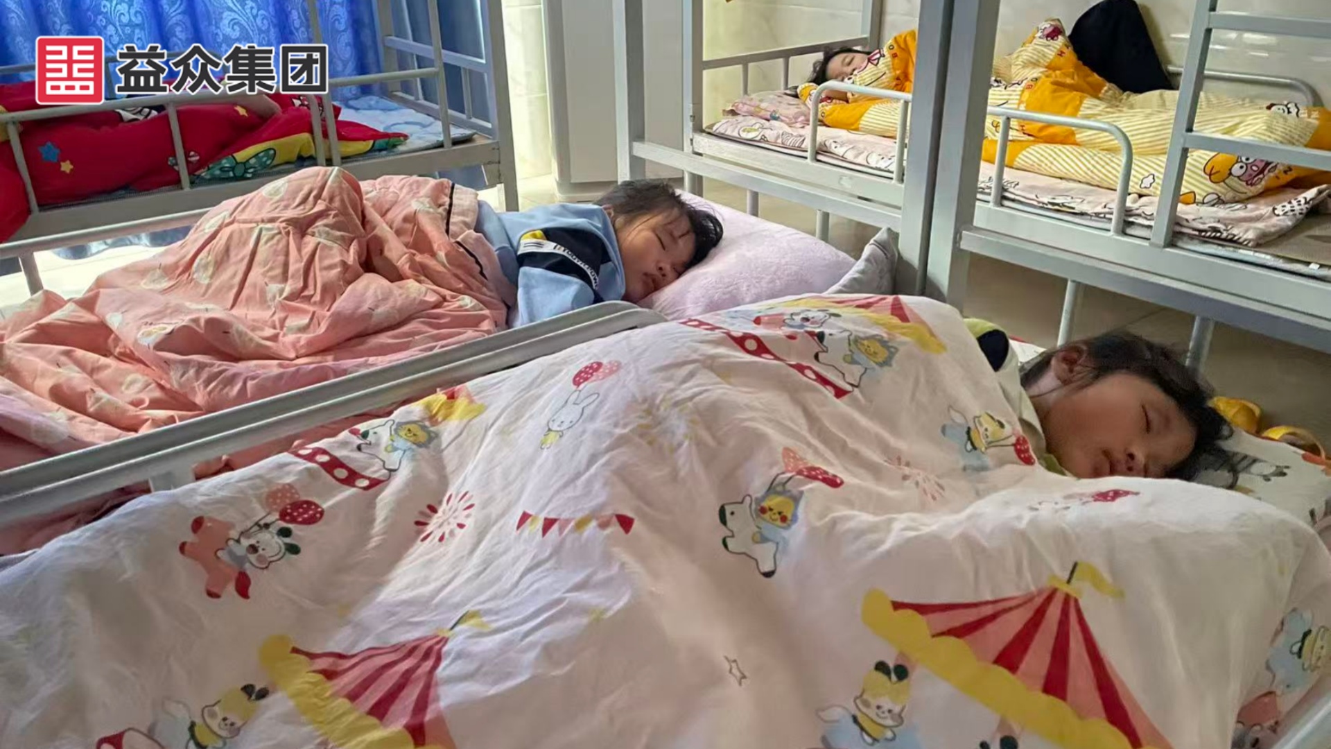 午休秩序井然，学生坦然入睡1_副本